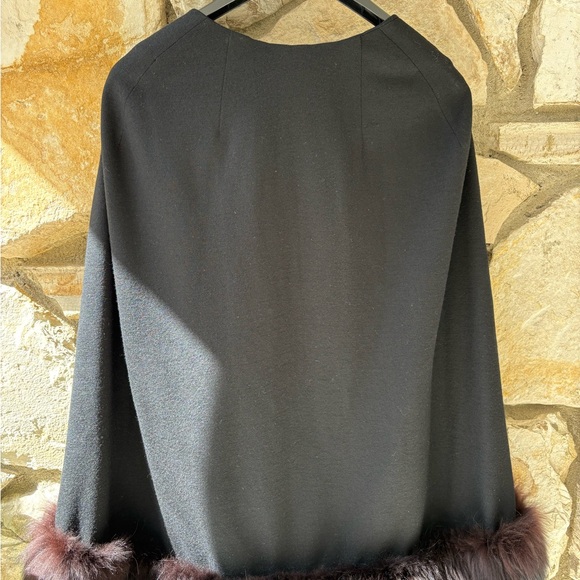 Claralura Original 50’s vintage  Black Cape with Fox Fur Trim one size fits most - Picture 2 of 8